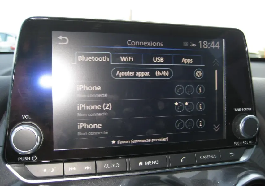 Écran tactile central du Nissan Juke 1.6 Hybrid 143 Tekna 2024, affichant le menu connexions Bluetooth, WiFi, USB.