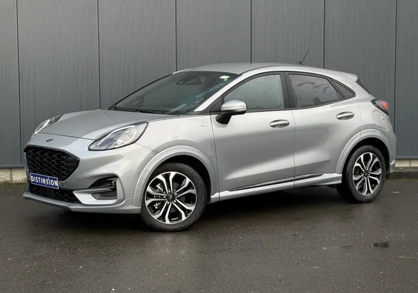 Ford Puma Ecoboost 155 ST Line gris Solar en 3/4 avant droit, avec jantes alliage et vitres surteintées.