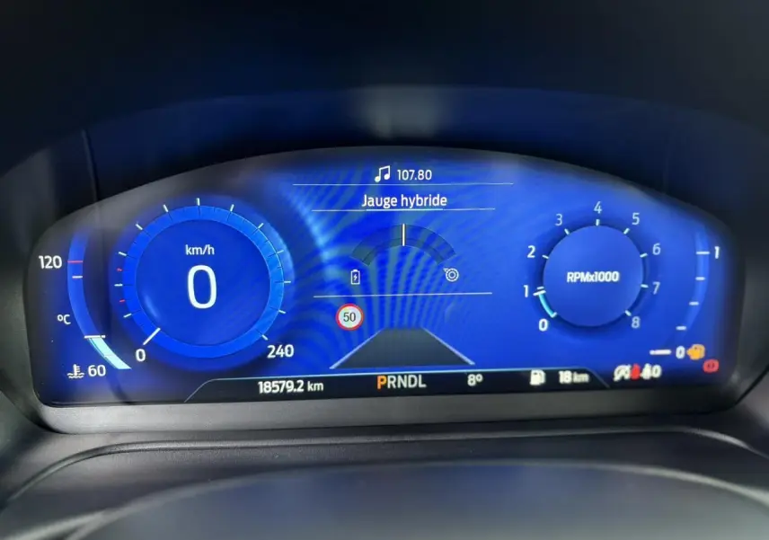 Combiné d'instrumentation numérique bleu de Ford Puma Ecoboost 2023 affichant vitesse, RPM et jauge hybride.