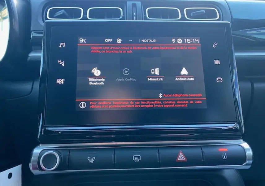 Écran tactile central de la Citroën C3 2023 affichant les options Bluetooth, Apple CarPlay et Android Auto, intérieur noir.