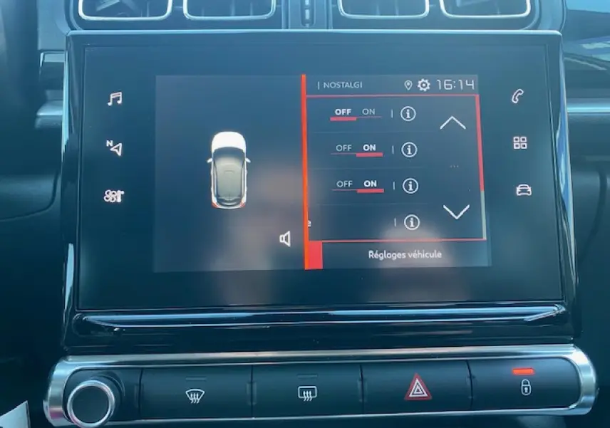 Écran tactile central de la Citroën C3 2023 en noir avec toit rouge, affichant les réglages du véhicule en intérieur.