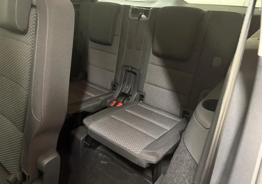 Vue intérieure sur la troisième rangée de sièges en tissu gris du Volkswagen Touran 2025, côté droit.