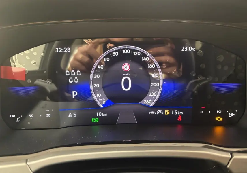 Tableau de bord numérique du Volkswagen Touran 2025 affichant la vitesse à 0 km/h et plusieurs voyants allumés.