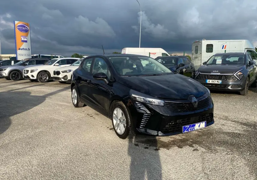Renault Clio 2025 noir Étoile vue 3/4 avant droit sur parking avec éclairage naturel et ciel nuageux.