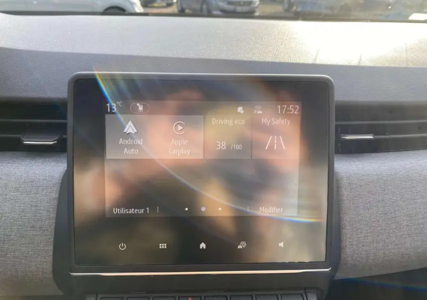 Écran tactile 7 pouces du système Easy Link dans l'habitacle d'une Renault Clio noire, vue frontale rapprochée.