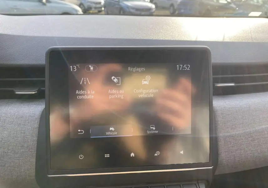 Écran tactile 7 pouces du tableau de bord de la Renault Clio 1.5 Blue dCi noir, affichant les réglages d’aides à la conduite.