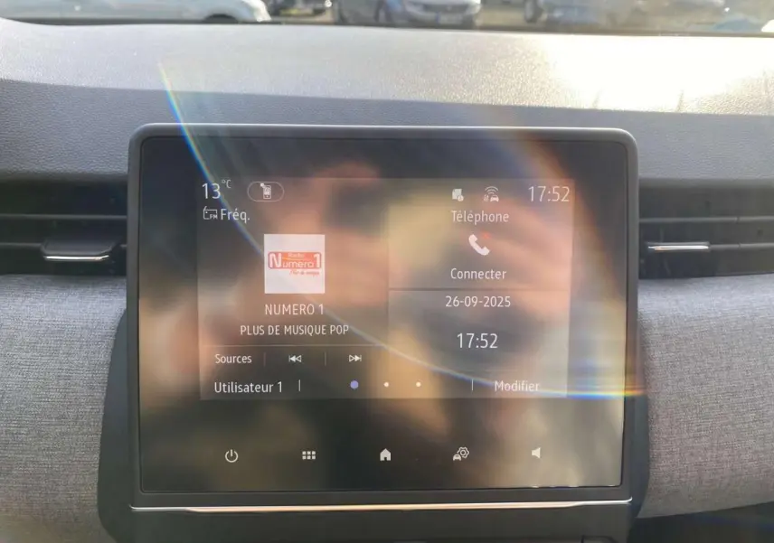 Écran tactile 7 pouces du système Easy Link dans une Renault Clio 1.5 Blue dCi noire, vue de face intérieure.