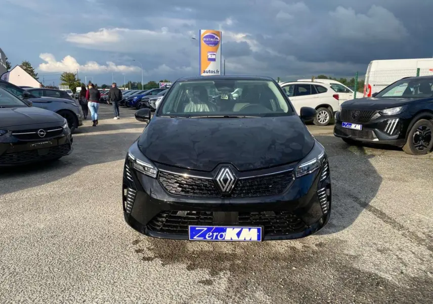 Vue avant d'une Renault Clio 1.5 Blue dCi noire Étoile avec calandre noire et feux LED en concession.
