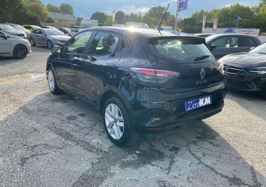 Renault Clio noire Étoile vue 3/4 arrière droit, feux arrière LED et jantes 16 pouces Amicitia visibles.