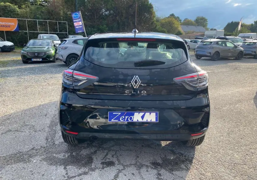 Vue arrière d'une Renault Clio 1.5 Blue dCi noire Étoile avec feux arrière LED et plaque Zéro KM visible.