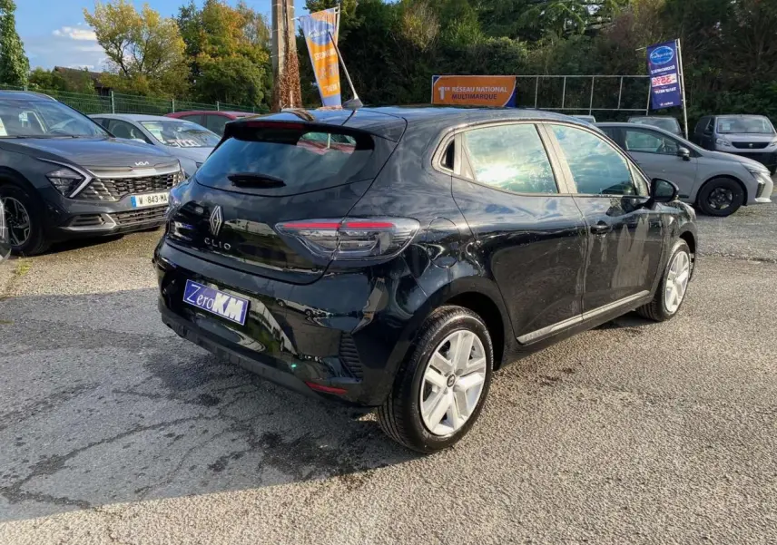 Renault Clio 2025 noir Étoile vue 3/4 arrière droit avec feux arrière LED et jantes 16 pouces Amicitia