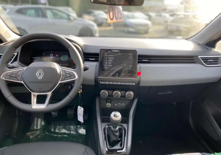 Intérieur de la Renault Clio 1.5 Blue dCi 2025 vu de face, avec tableau de bord moderne et boîte manuelle.