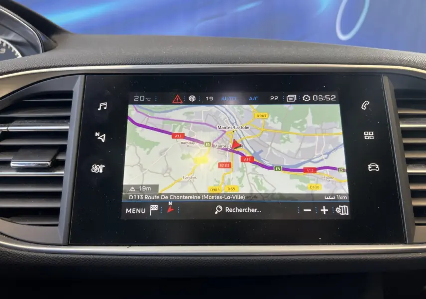 Écran tactile central affichant la navigation GPS dans l'habitacle d'une Peugeot 308 rouge, version GT Line.