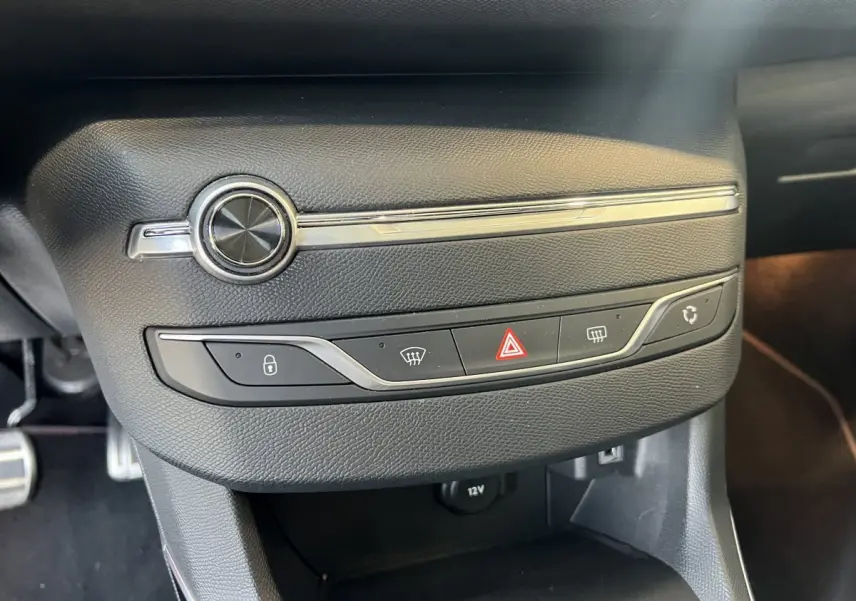 Gros plan sur la console centrale noire de la Peugeot 308 GT Line 2019 avec commandes de verrouillage et climatisation.