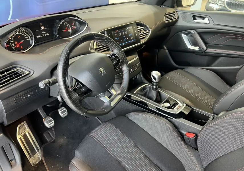Intérieur Peugeot 308 GT Line 2019 vu côté conducteur, volant cuir, tableau de bord et levier de vitesse manuelle.