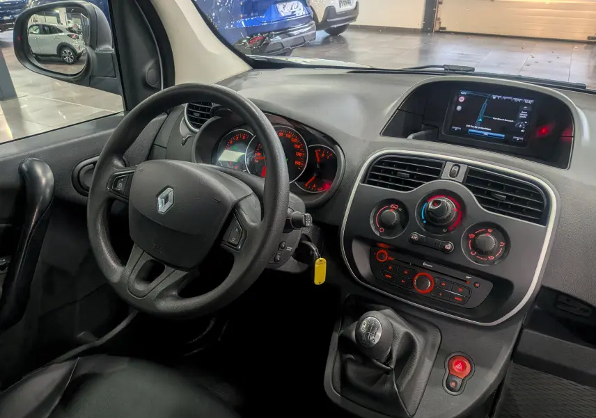 Vue intérieure du tableau de bord et volant du Renault Kangoo Express gris Highland avec écran tactile et boîte manuelle.