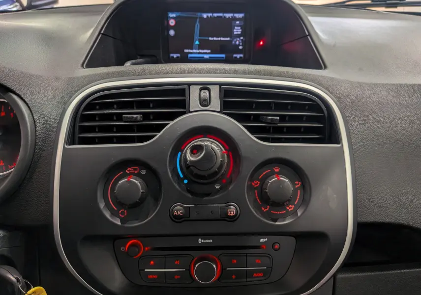 Tableau de bord du Renault Kangoo Express 2021 avec commandes climatisation et écran GPS intégré, vue frontale intérieure.