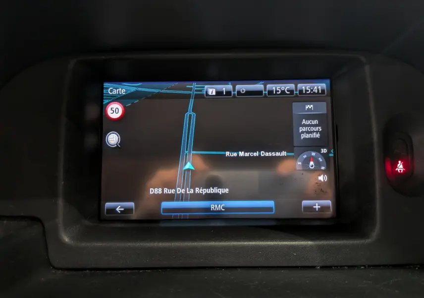 Écran tactile du système R-Link du Renault Kangoo Express 2021 affichant une carte de navigation en intérieur.