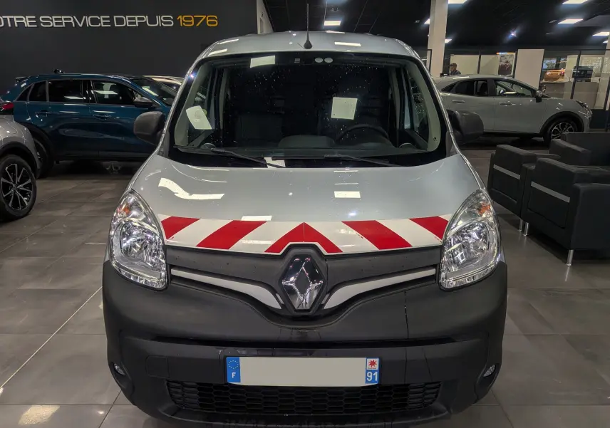Vue frontale du Renault Kangoo Express gris Highland avec bandes rouges et blanches sur le capot, en intérieur showroom.