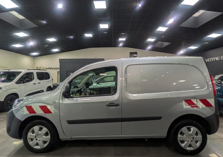 Profil côté gauche du Renault Kangoo Express gris Highland 2021 avec bandes réfléchissantes rouges sur ailes avant et arrière.