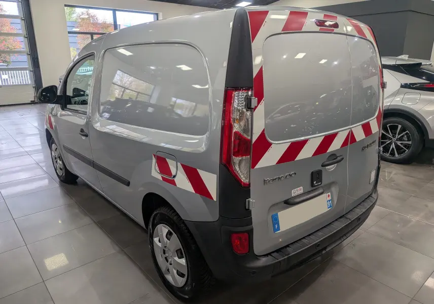 Renault Kangoo Express gris Highland vu en 3/4 arrière droit avec bandes rouges et blanches de sécurité.