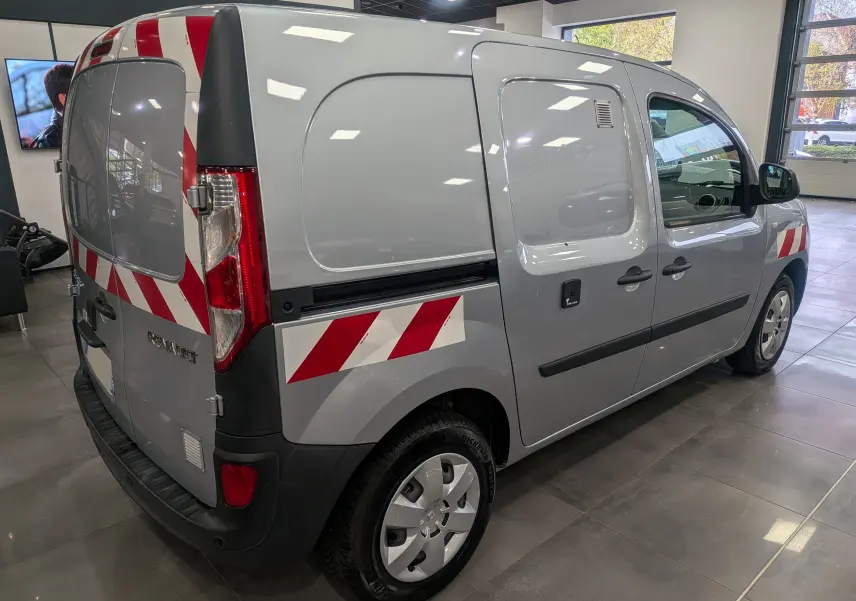Renault Kangoo Express gris Highland vu en 3/4 arrière droit avec bandes rouges et blanches de signalisation.