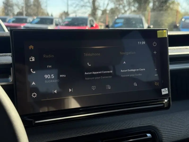 Écran tactile central du tableau de bord du Citroën C3 Aircross 2026, affichant radio, téléphone et navigation.