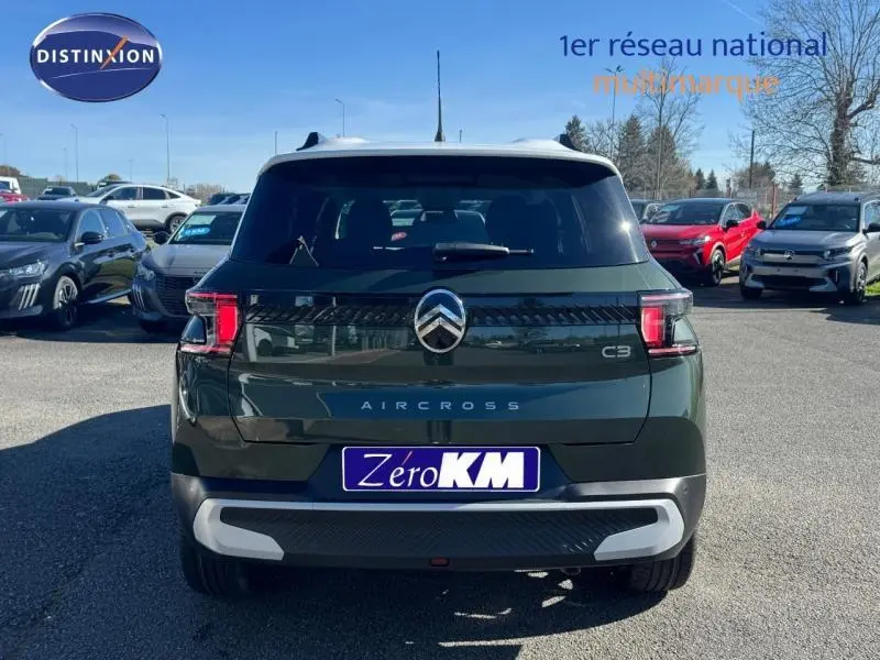 Vue arrière du Citroën C3 Aircross 2026 en Vert Montana avec toit Blanc Opale, soulignant son design compact et moderne.