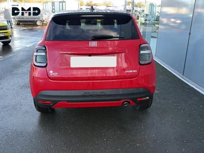 Vue arrière d'une FIAT 600 rouge 2026 hybride avec feux arrière LED et logo distinctif sur le hayon.