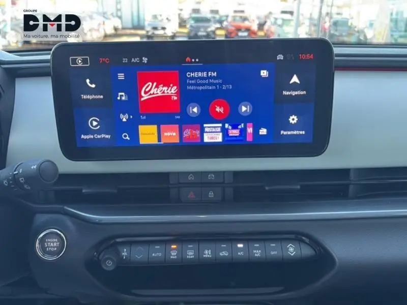 Vue intérieure du tableau de bord du FIAT 600 rouge 2026, avec écran tactile multimédia et commandes climatisation.