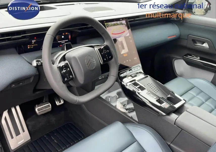 Vue intérieure côté conducteur du Citroën C5 Aircross 2026, avec tableau de bord moderne et sellerie cuir gris clair.