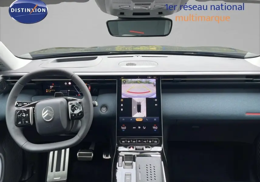 Vue intérieure du tableau de bord du Citroën C5 Aircross noir perle, avec écran tactile central et volant multifonction.