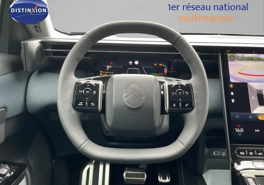 Vue rapprochée du volant cuir noir et du tableau de bord numérique du Citroën C5 Aircross 2026 hybride.