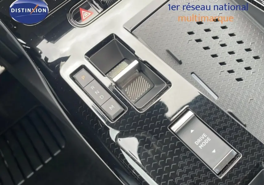Gros plan sur la console centrale noire brillante du Citroën C5 Aircross 1.2 Hybrid 145ch, avec levier de vitesses et bouton Drive Mode.
