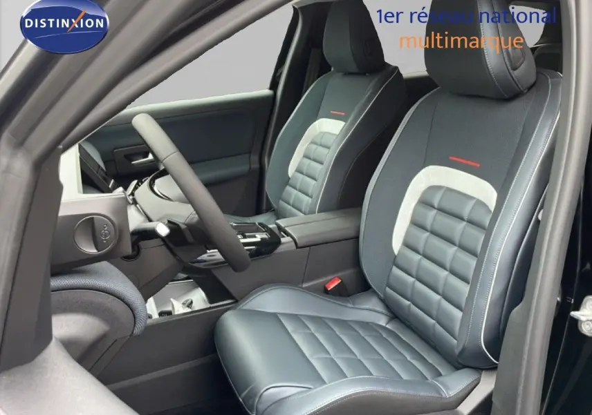 Vue intérieure côté conducteur du Citroën C5 Aircross noir perle, mettant en valeur les sièges bi-matière et le volant multifonction.