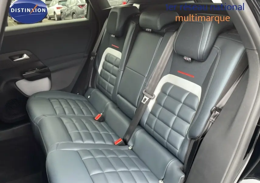 Vue intérieure côté droit des sièges arrière en cuir noir du Citroën C5 Aircross 2026 noir perle métal.