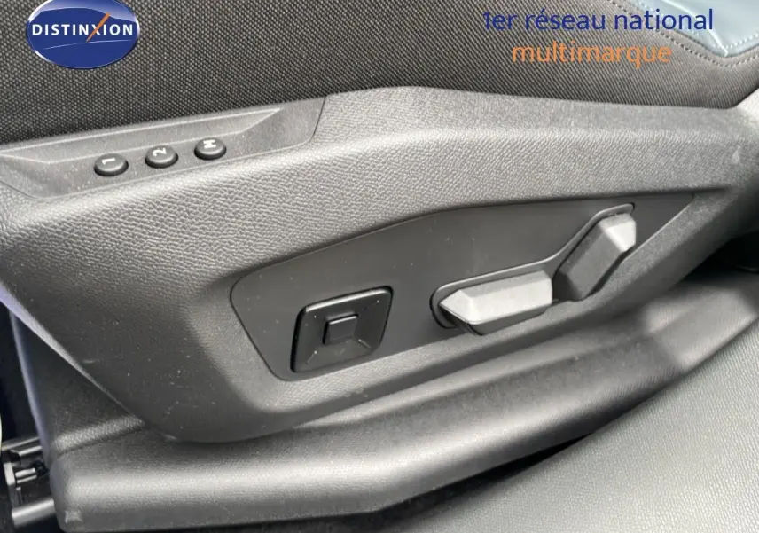 Détail des commandes de réglage électrique du siège côté conducteur du Citroën C5 Aircross noir perle métal.