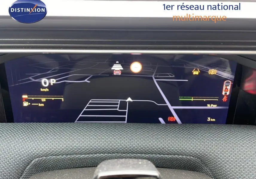 Vue rapprochée du tableau de bord numérique du Citroën C5 Aircross noir perle métal, affichant la navigation et les indicateurs.