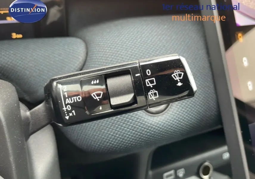 Gros plan sur la commande d’essuie-glace du Citroën C5 Aircross noir perle métal, avec détails des réglages visibles.