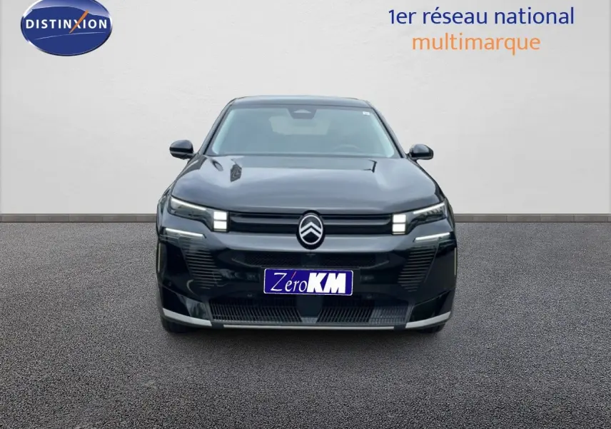 Vue frontale du Citroën C5 Aircross 1.2 Hybrid 145ch noir perle métal avec feux LED distinctifs allumés.