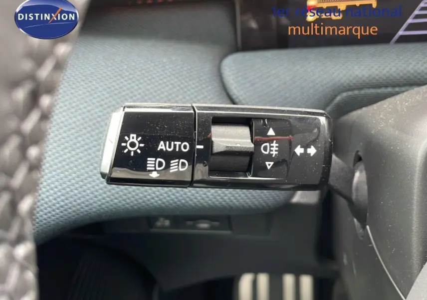 Gros plan sur la commande des feux et clignotants du Citroën C5 Aircross 2026, intérieur tissu bleu.