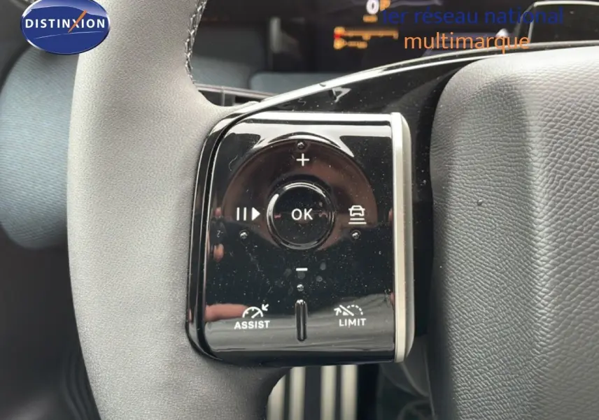 Gros plan sur les commandes noires brillantes au volant du Citroën C5 Aircross 2026, avec boutons d'assistance et limitation.