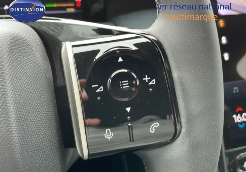 Gros plan sur les commandes tactiles noires du volant du Citroën C5 Aircross 1.2 Hybrid 2026, intérieur cuir noir.