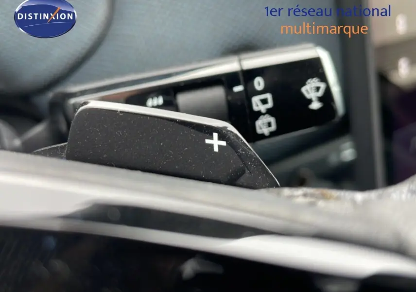 Gros plan sur la palette de changement de vitesse + du Citroën C5 Aircross noir perle, avec commandes au volant en arrière-plan.