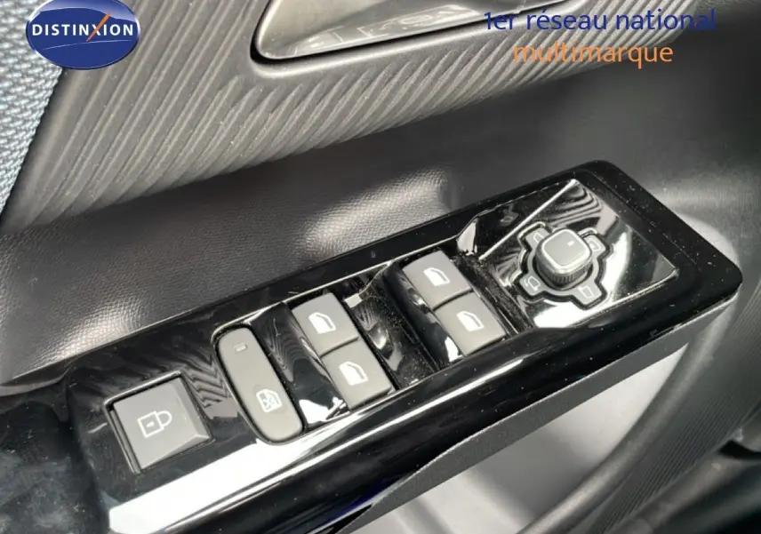 Gros plan sur les commandes de lève-vitres et réglage des rétroviseurs côté conducteur d'une Citroën C5 Aircross noir perle métal.