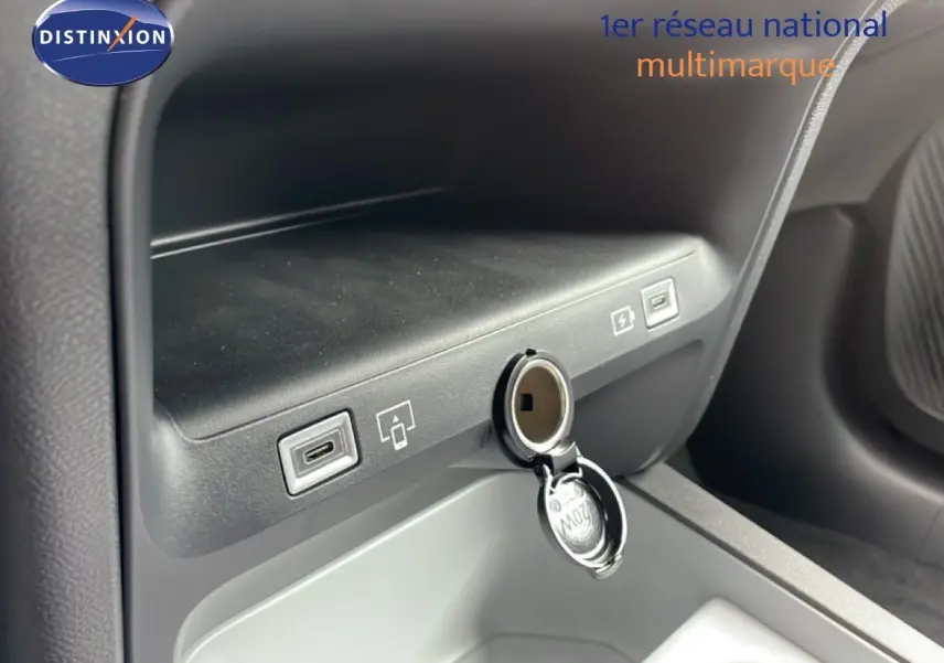 Prise USB et allume-cigare ouverts sur la console centrale d’un Citroën C5 Aircross noir perle métal, vue intérieure côté passager.