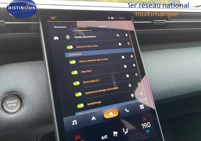 Vue rapprochée de l’écran tactile central du Citroën C5 Aircross noir perle métal, affichant les options d’assistance à la conduite.