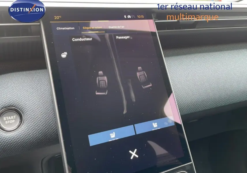 Écran tactile vertical intérieur du Citroën C5 Aircross noir perle métal, affichant les réglages des sièges chauffants.