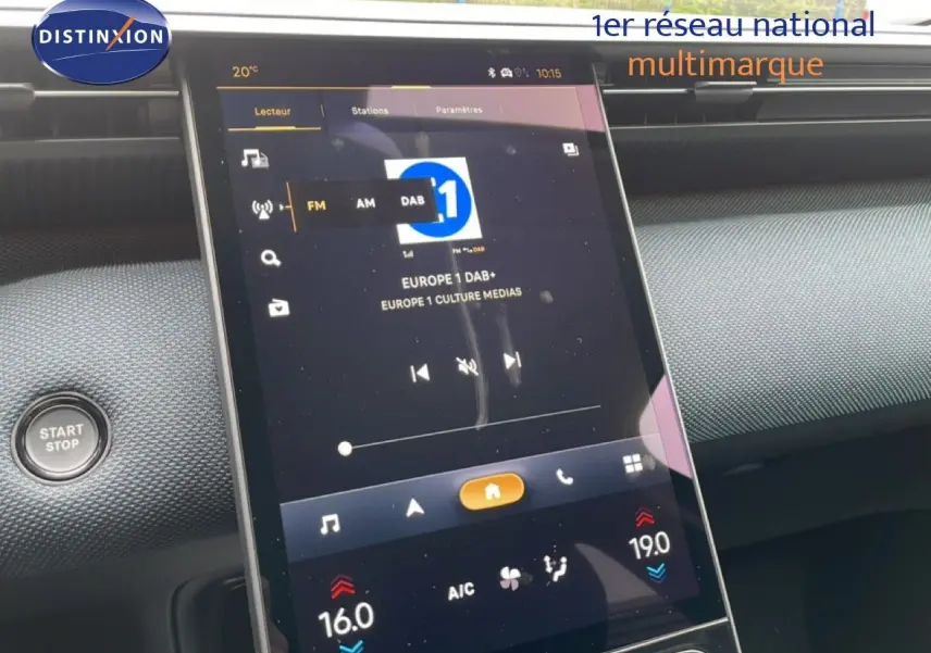 Vue rapprochée de l’écran tactile central du tableau de bord du Citroën C5 Aircross noir perle, affichant la radio et la climatisation.