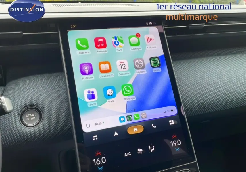 Vue rapprochée de l’écran tactile central du Citroën C5 Aircross noir perle métal, affichant les applications connectées.